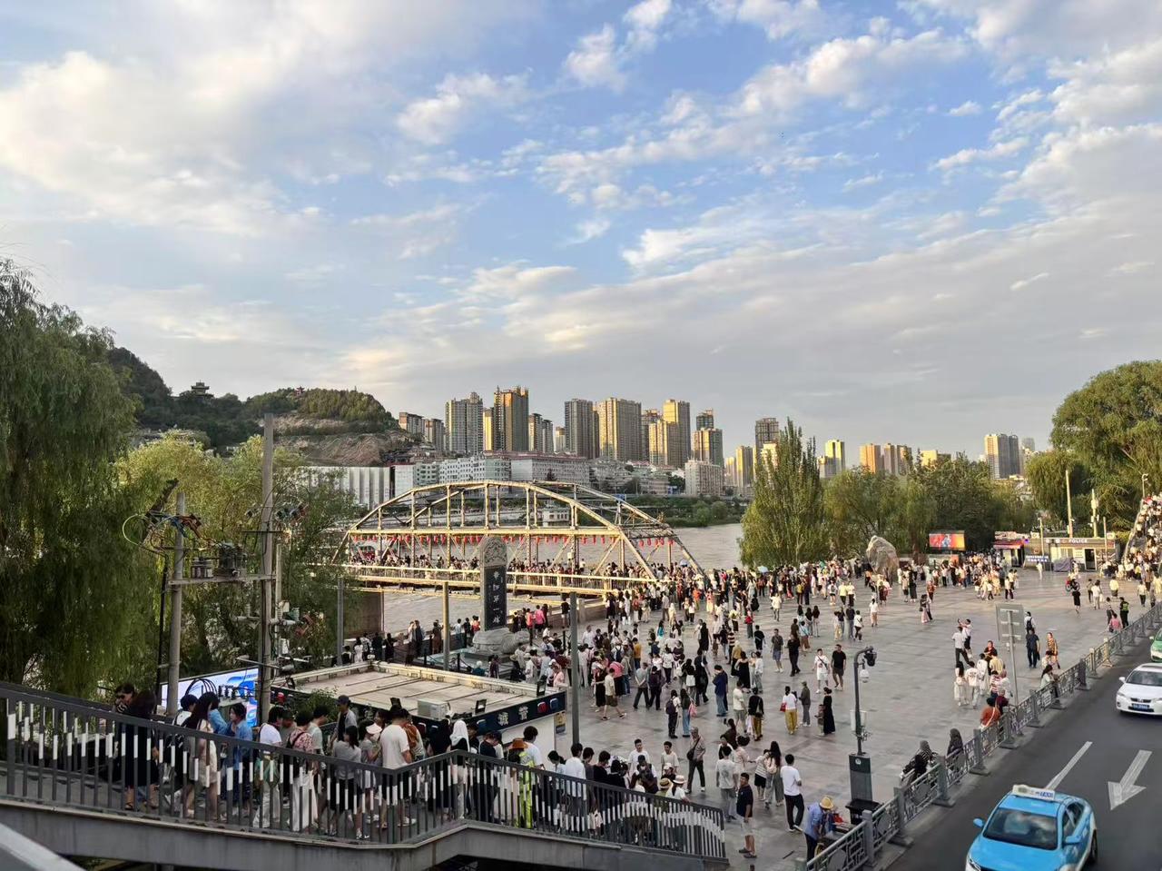 我老婆这会儿带着孩子去黄河边玩了。

给我发来现场的情景，黄河铁桥有一亿人、河边