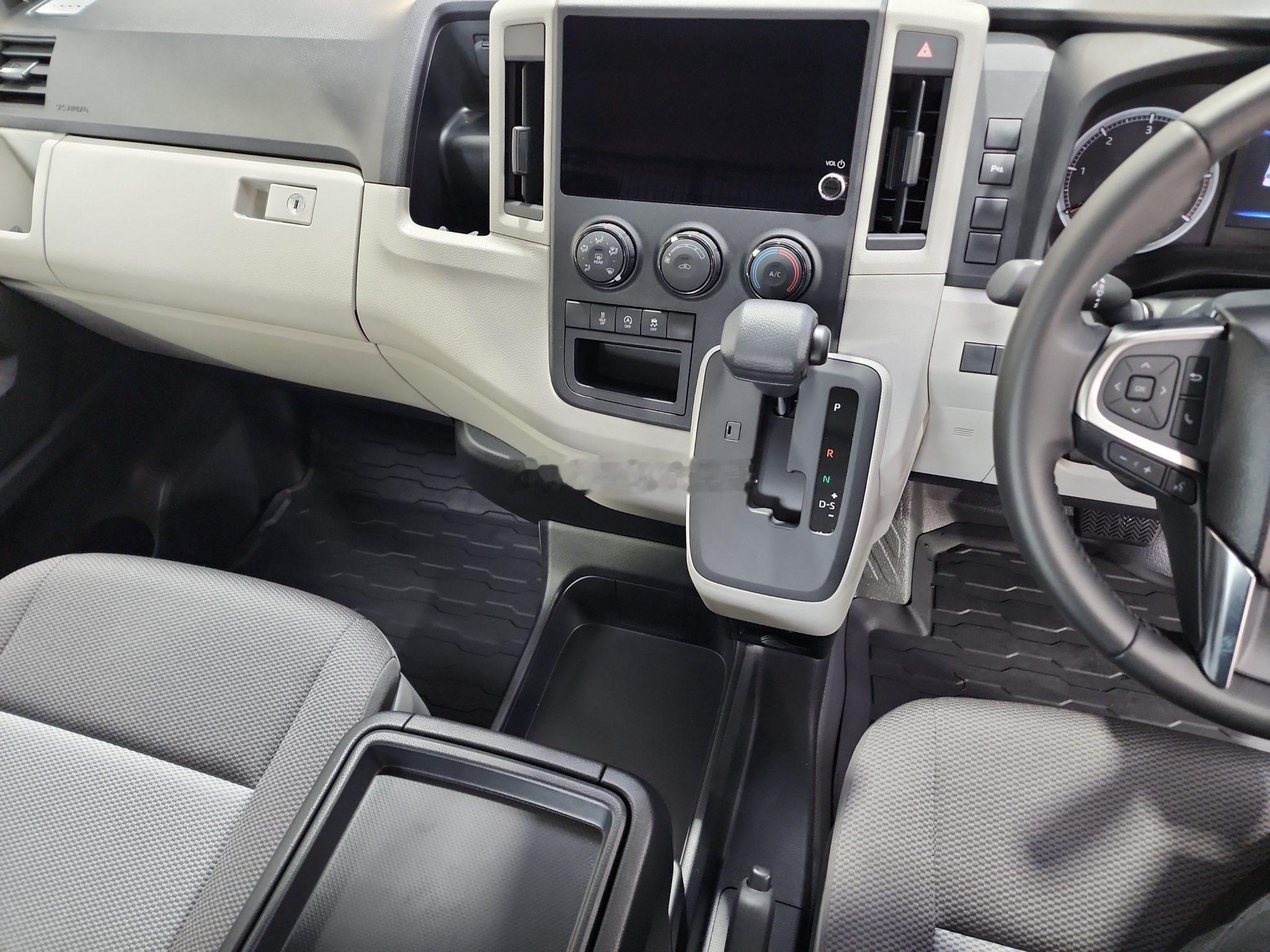 丰田大海狮，这是2025年在新西兰上的牌，仅行驶了百十来公里，2.8柴油自动挡后