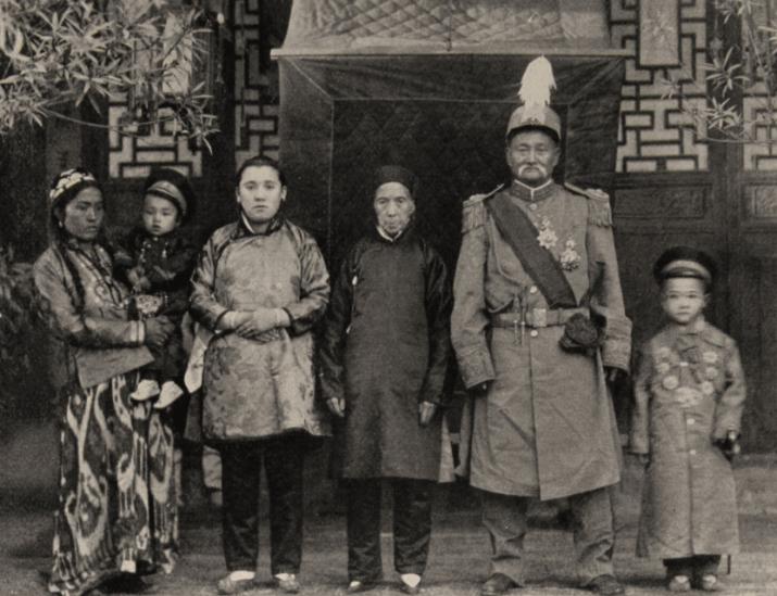 ·1920年，新疆提督马福兴和家人留下了一张罕见合影，照片中他站姿端正，身材也很