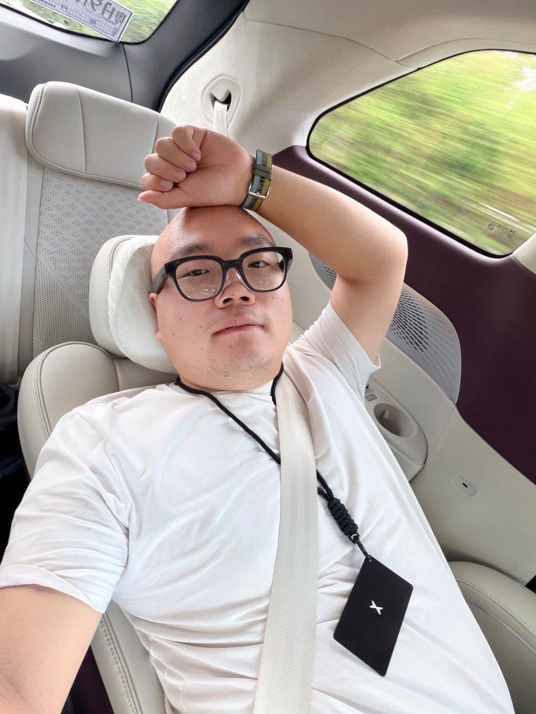 后排双零重力座椅，一路睡到机场！猜得出是什么车吗[doge][doge] ​​​