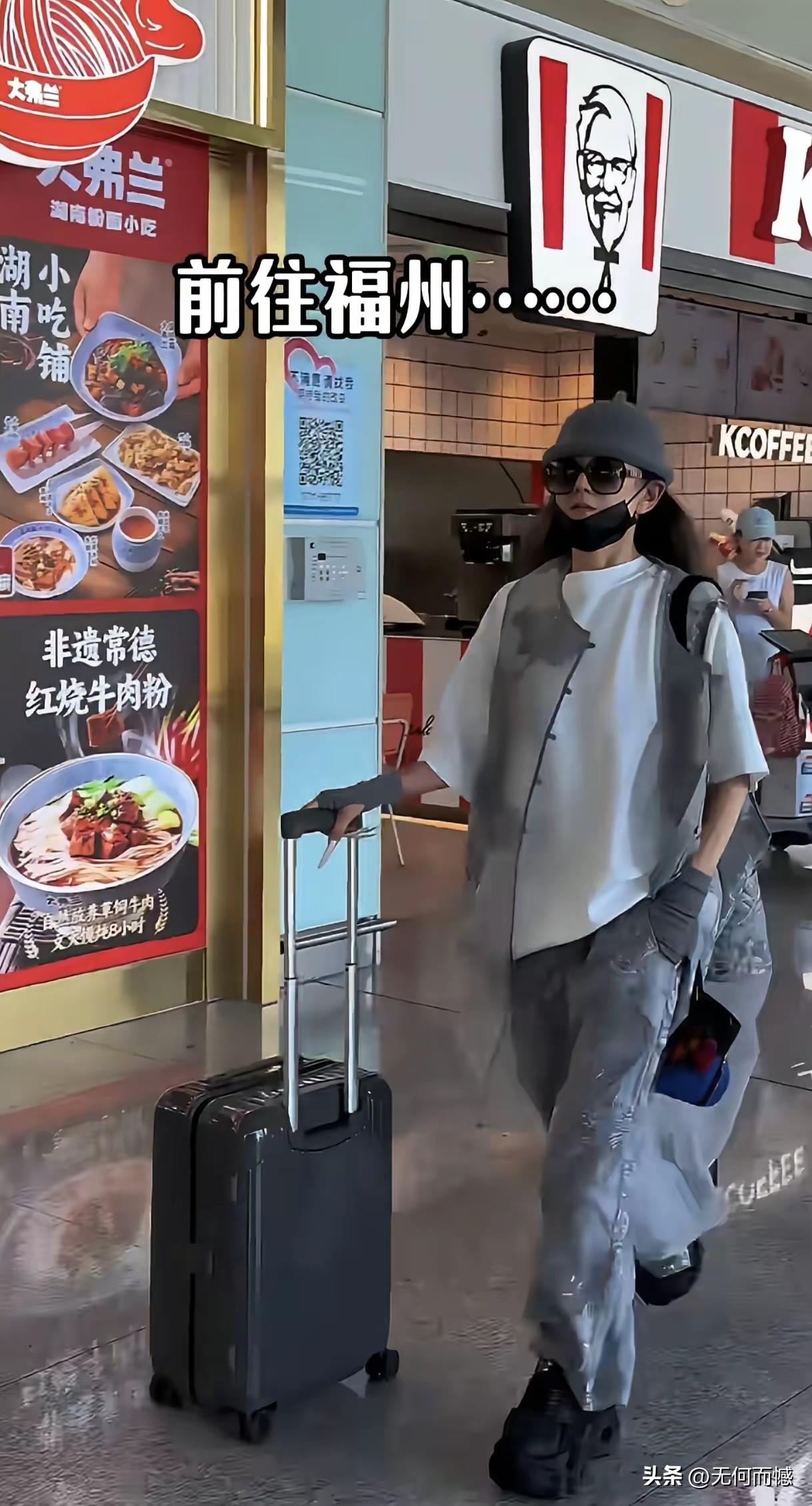 杨丽萍一直都很洒脱，60多岁的人了，体型保持的依然和年轻时候是一样一样的，她这辈