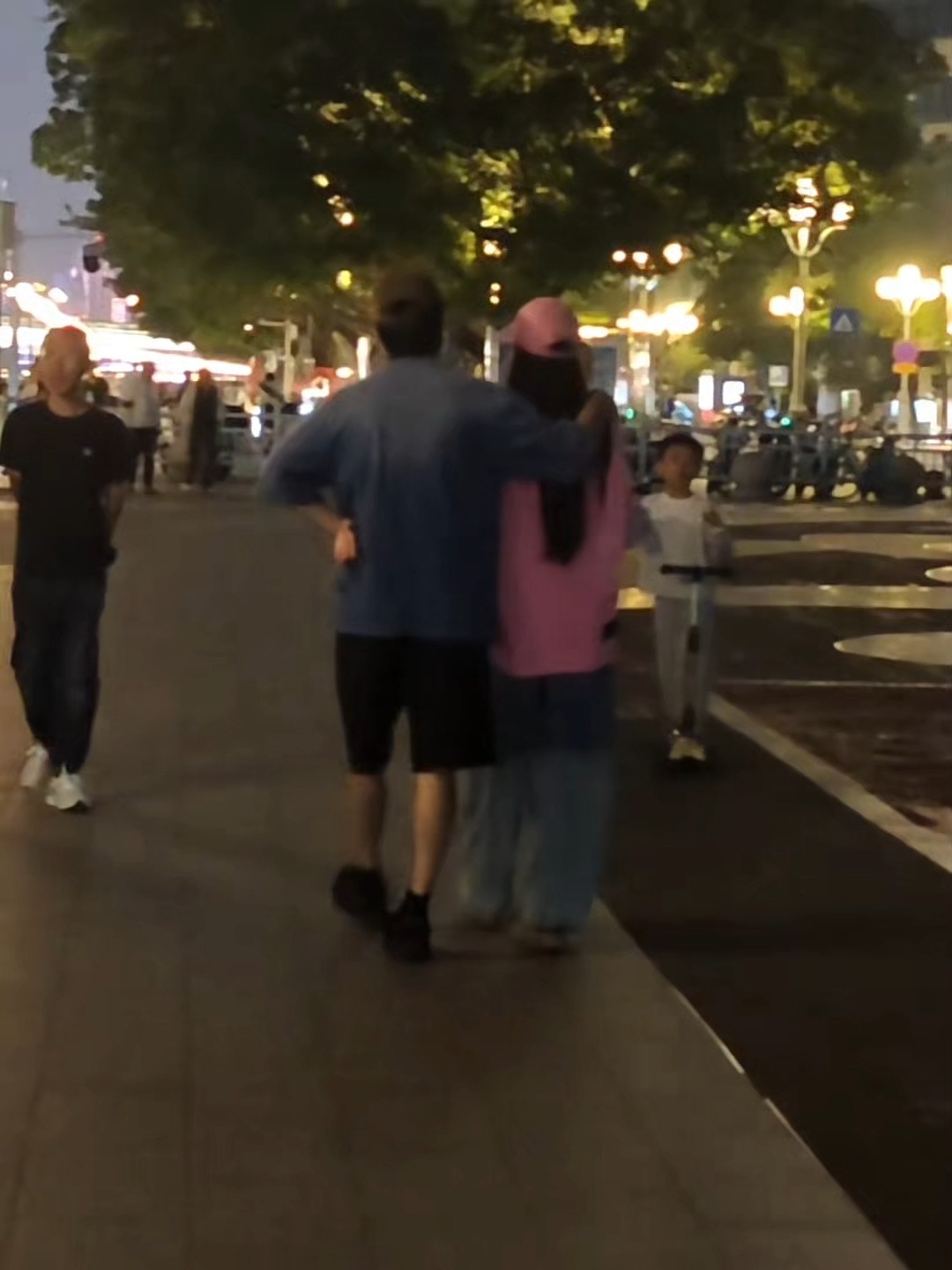 毓言cp[超话]毓言cp 小情侣又开始散步啦期待越来越多的偶遇 ​​​