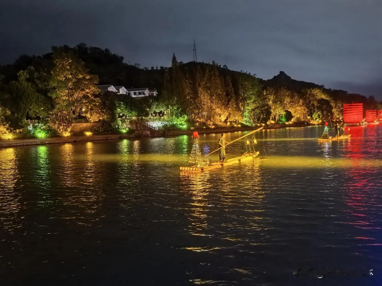 游两江四湖夜景
暮色初临象鼻山，
满城灯火耀江湾。
霓虹晃漾清波里，
画舫徐游碧