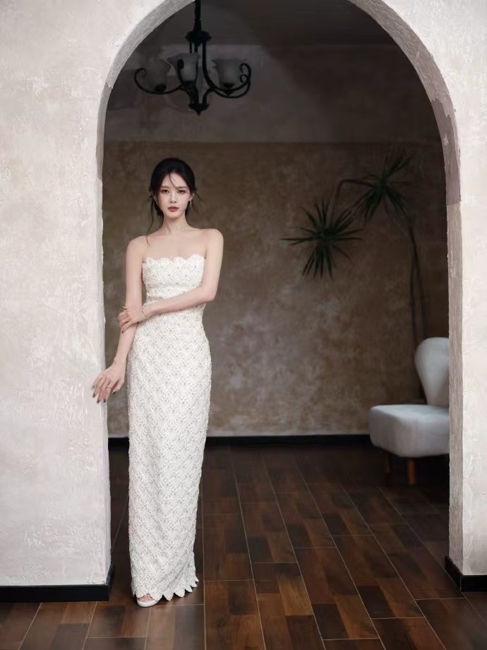 李一桐落落大方 ​李一桐落落大方，李一桐抹胸白裙造型大片，温婉优雅落落大方，是谁