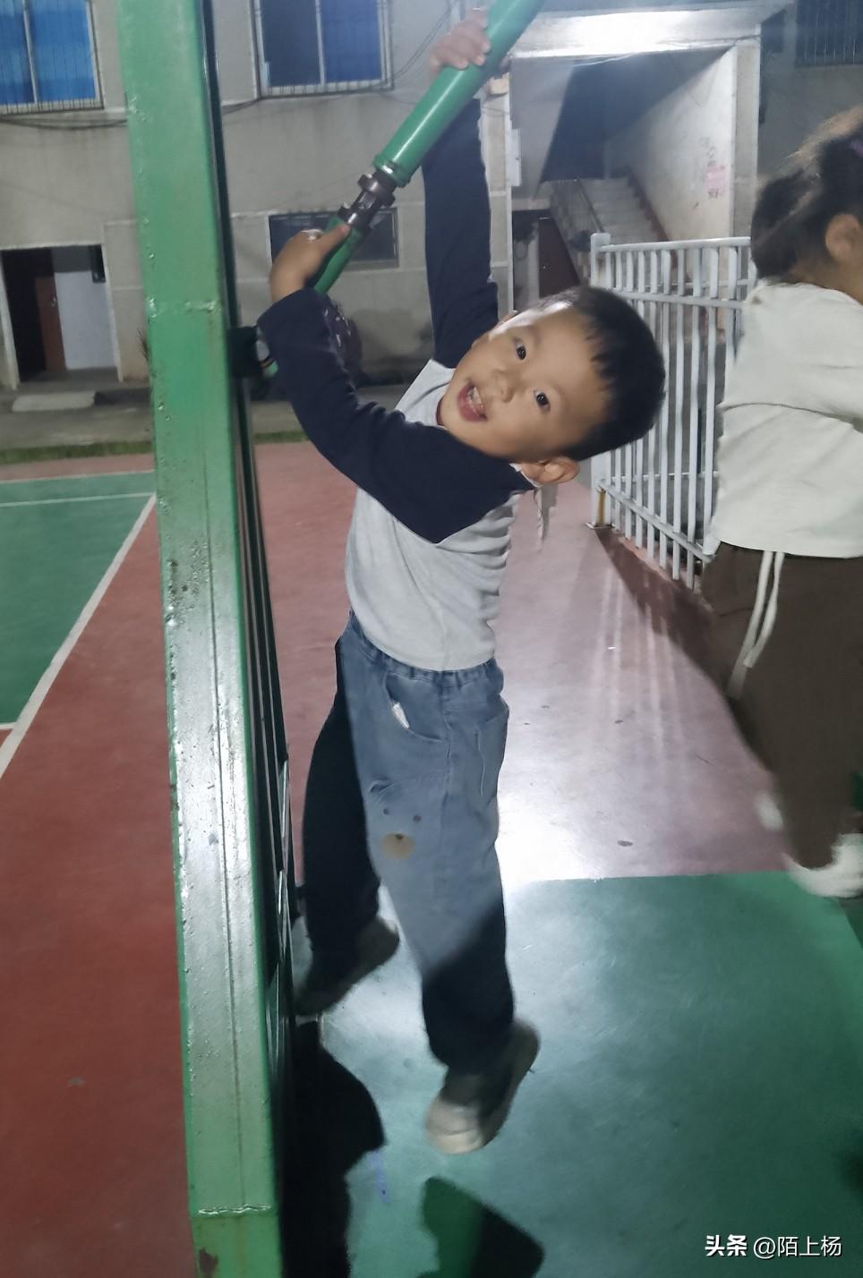 命里有的终将有，想罢这些，我们就再也不苦口婆心劝了

黄嗲和香娭毑看木子的眼神，