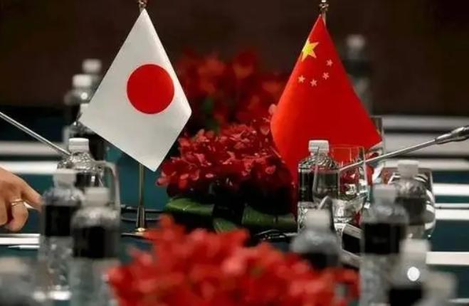 凭什么要等对方开第一枪？如果日本第一时间就打过来，几百上千枚导弹，这第一枪的代价