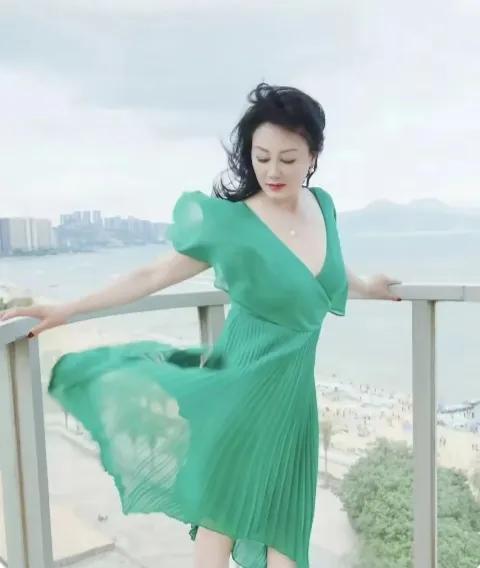 她的美真是让人赏心悦目，记得她在93年的电视剧《北京人在纽约》中女一号阿春的扮演