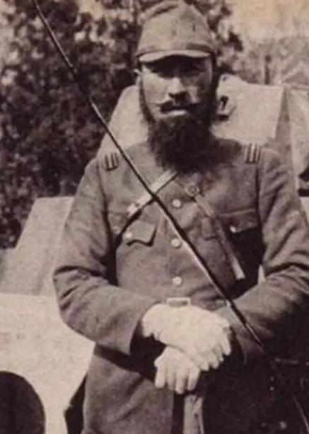 1938年，一位中国老兵发现对面日军阵地上，有个东西一闪一闪的，老兵毫不迟疑，对