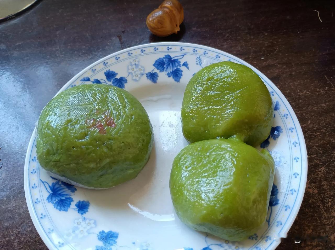 苏州传统小吃青团子，对比苏州乡镇与万福兴所售青团。
图一，左乡镇青团售价为二元一