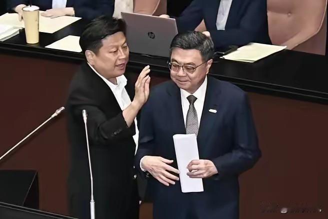 十字真言“家和万事兴”傅崐萁一招“无声胜有声”
傅崐萁面对韩国瑜步步紧逼，只甩出