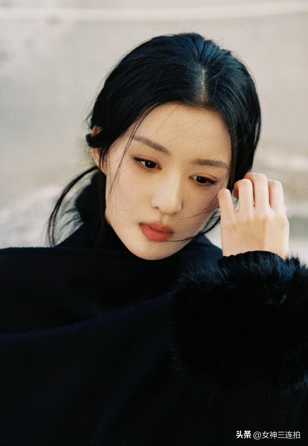 冷艳黑衣少女，沉思在风中。