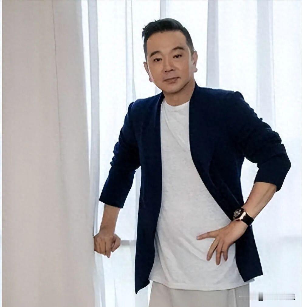 单车后座挂超市袋，演豪门老板却住老弄堂，他钱都去哪了。
张晨光今年69岁，刚在一