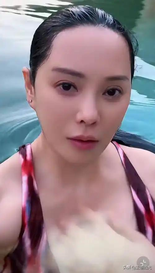 伊能静在节目中谈及与秦昊的结婚历程，言语间满是幸福与感慨。

伊能静与秦昊年龄相