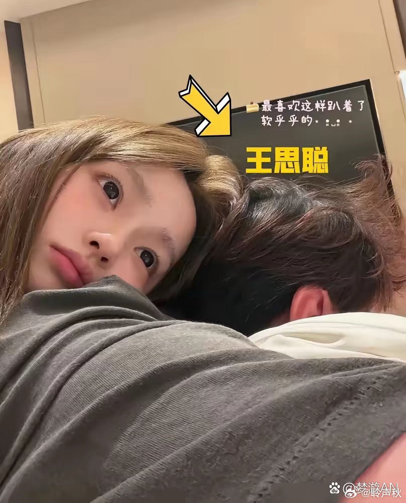 王思聪携女友西班牙旅游，轻松穿梭顶级场所，一点都不带心疼的 