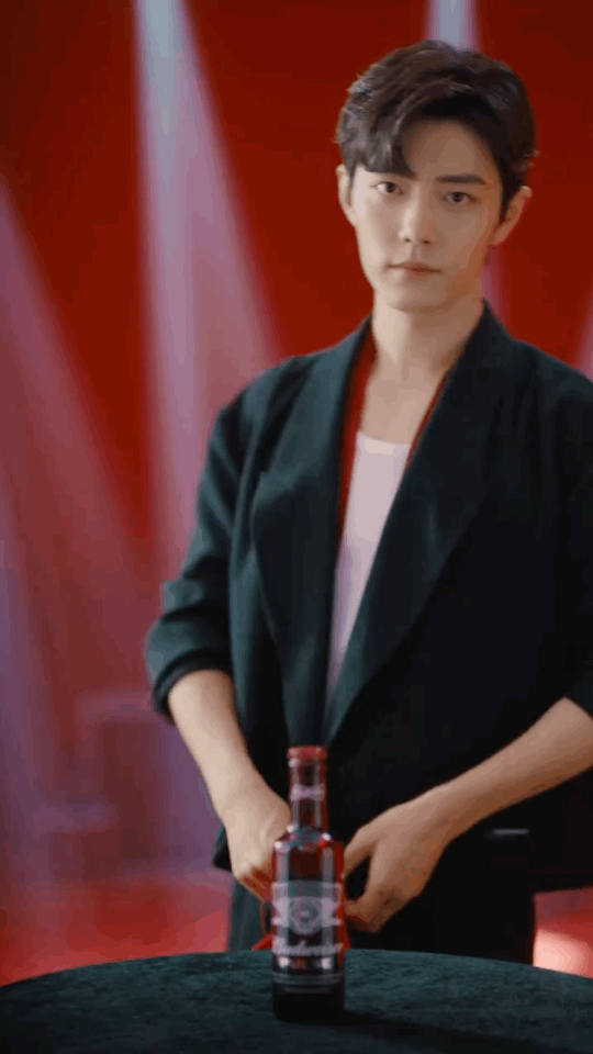 肖战我是名魔术师，我给你变个魔术。我可以把您爸变成咱爸。 