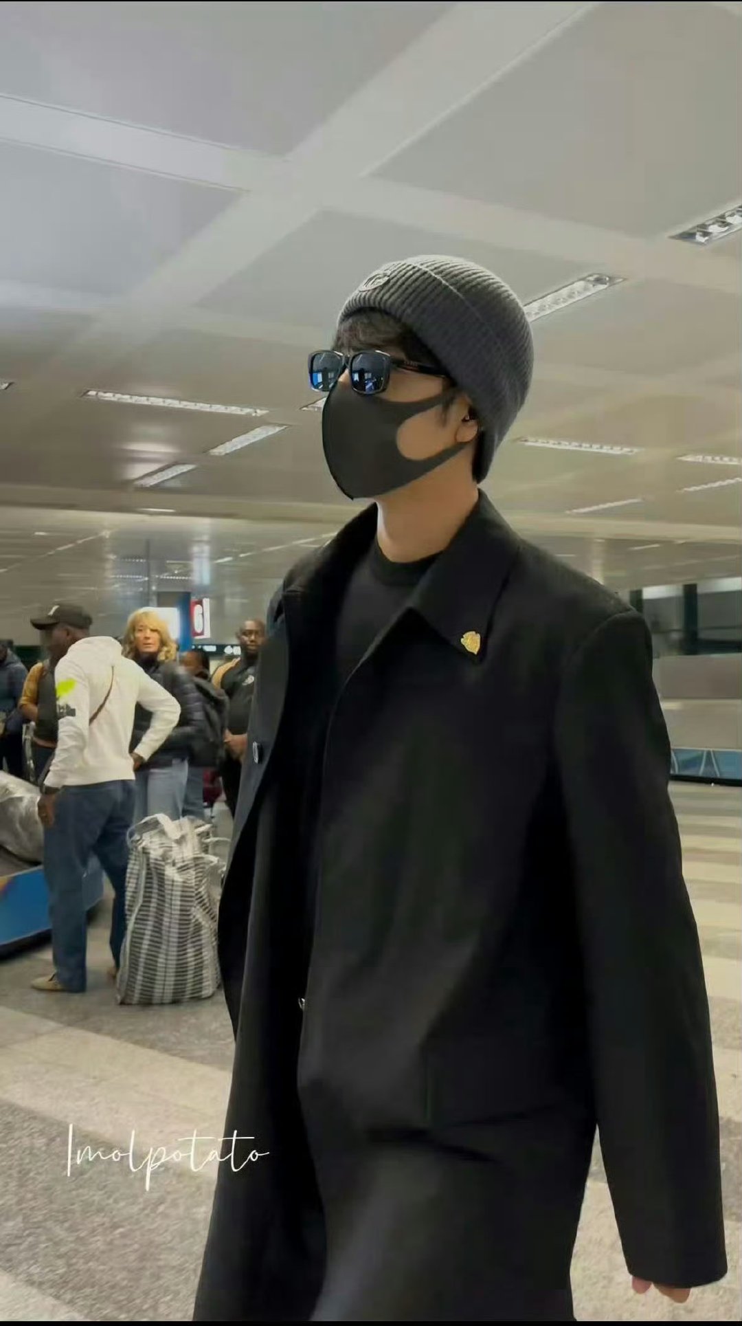 肖战到达米兰机场状态 肖战米兰到达状态 肖战米兰到达状态 