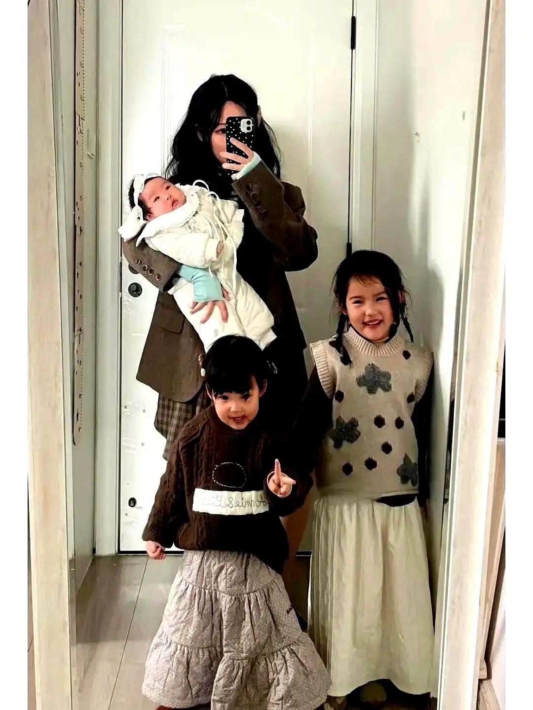 湖北一女子生了3个女儿，被重男轻女的婆婆赶出家门。
 
3年后，婆婆重病卧床，丈