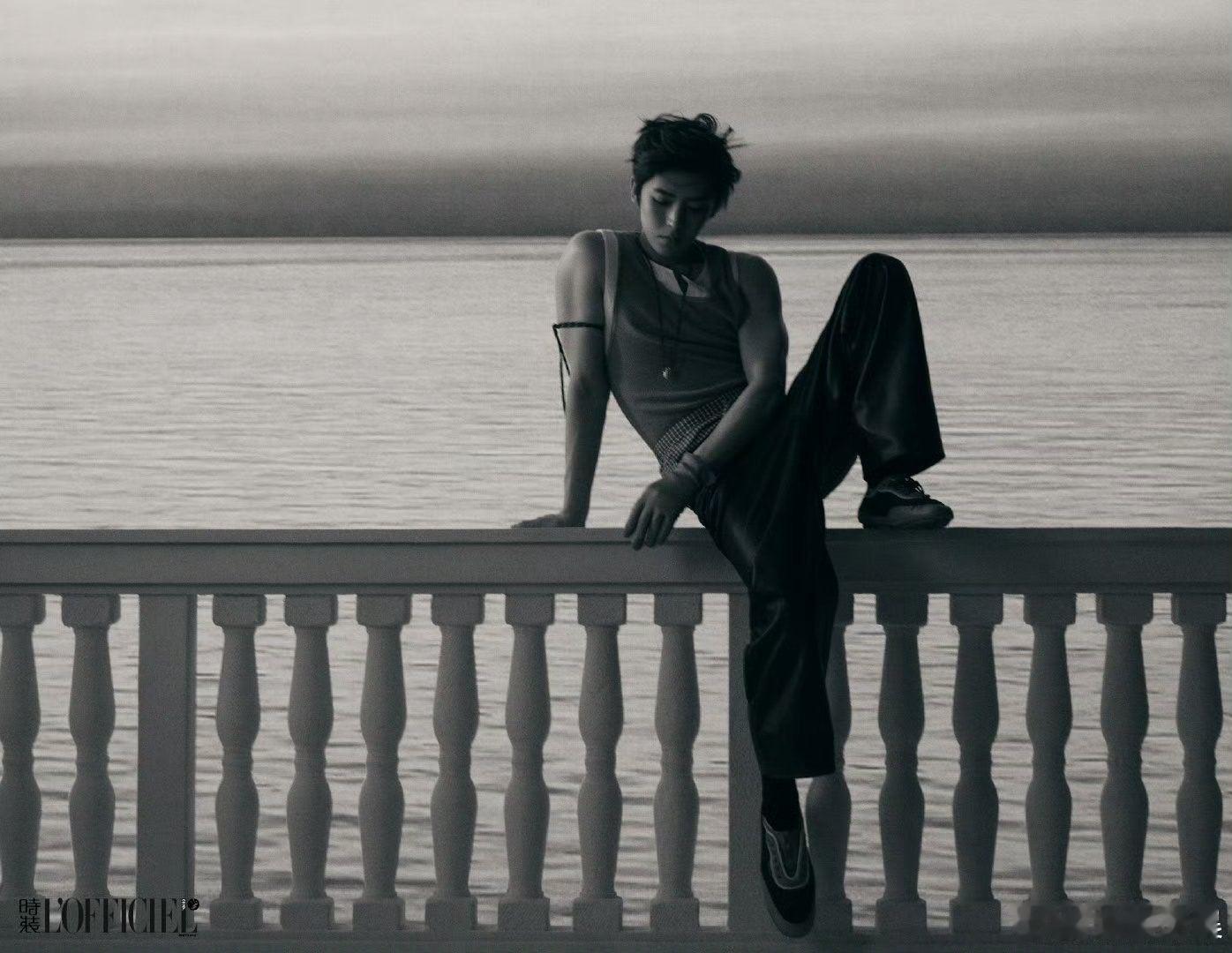 侯明昊时装五月封面大片 侯明昊驾驭各类风格游刃有余，落日海岸定格温柔瞬间，氛围感