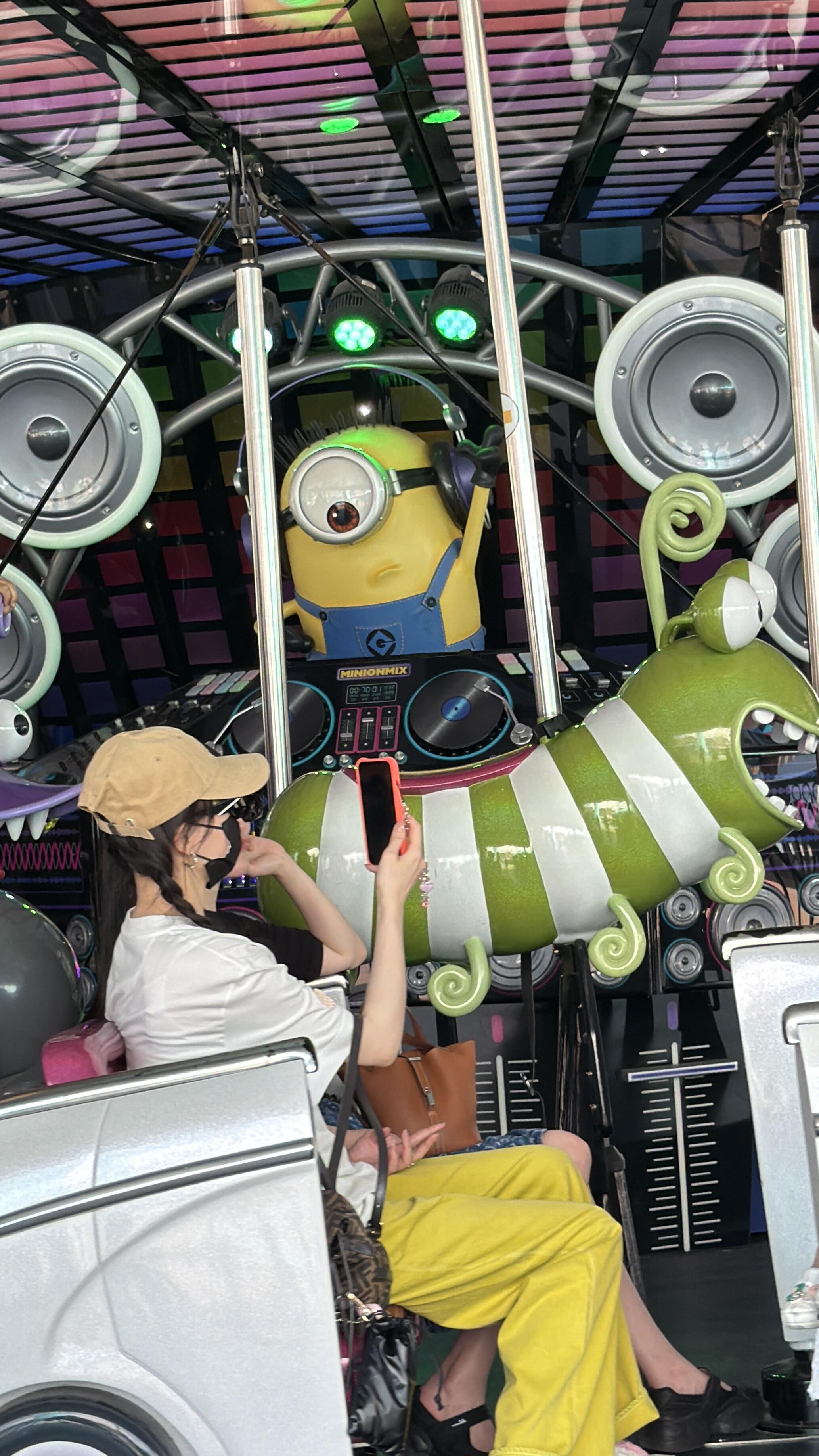 有网友偶遇唐嫣和罗晋带孩子去新加坡的环球影城玩儿，看起来感情很好呀 新加坡偶遇唐