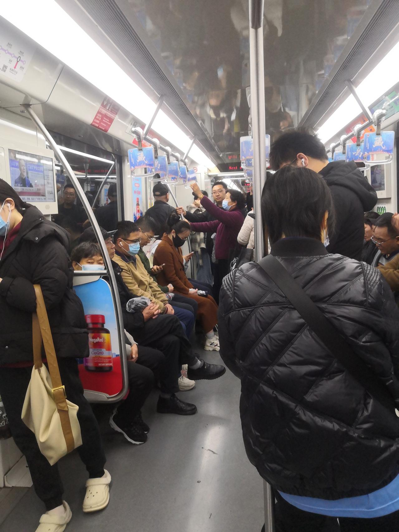 就在刚刚，十号线往基隆路方向的地铁晚点，红桥火车站站台上聚集了比平时多2倍的人。