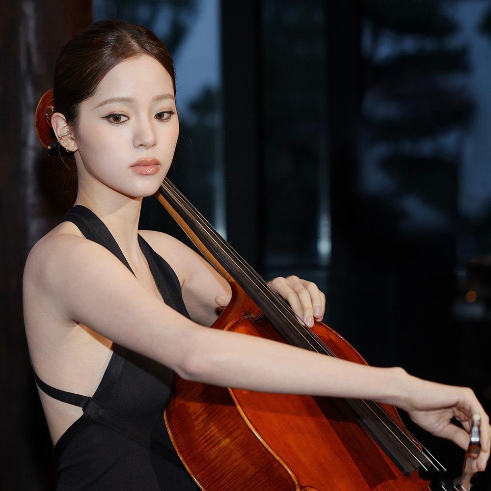 欧阳娜娜拉大提琴 听着大提琴声突然闻到皮革香，看她转动香水瓶的指尖，原来奢华晚宴