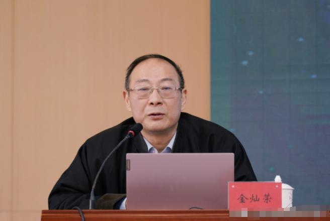 金灿荣教授那句话，真是点醒了不少人：“俄罗斯的很多动作，明眼人一看就是冲着我们来