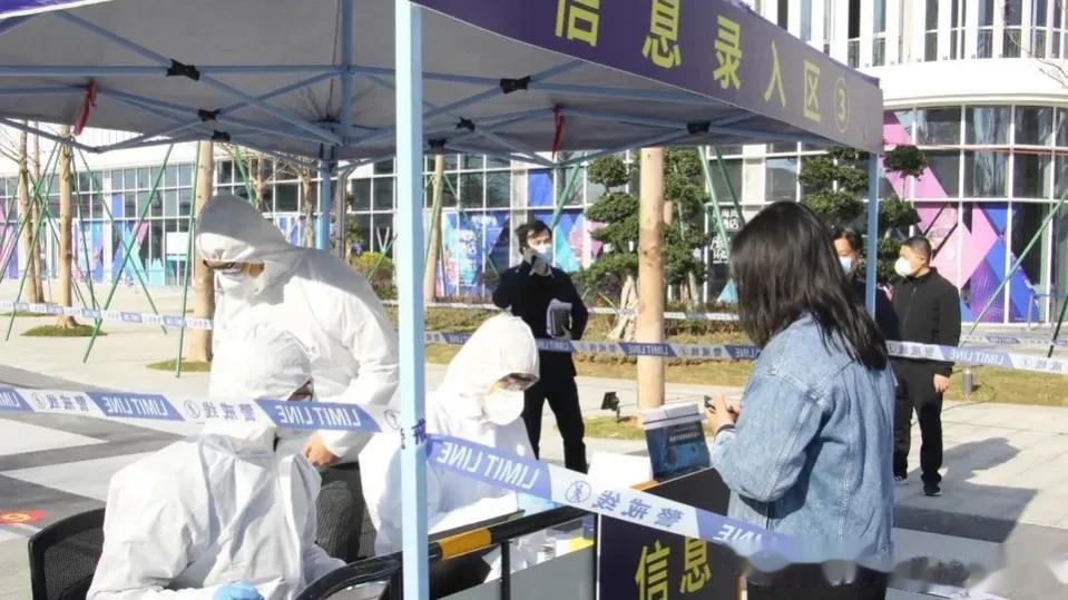 新冠还没有走远，依然潜伏在我们身边。近日，广东东莞开展8日“非强制性”核酸检测。