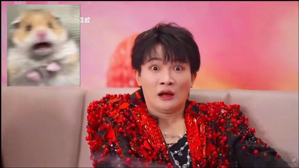周深模仿自己吓自己 宝这双下巴……[偷笑][偷笑]模仿表情包，轻轻松松啦！ 