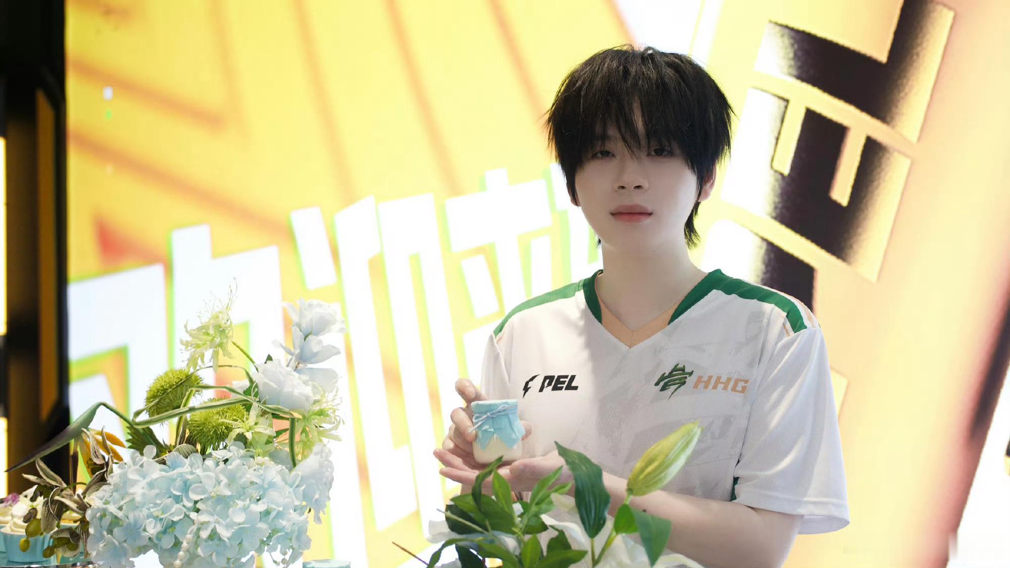 诚c打卡花墙漂亮小咪 比赛加油！ HHG满编吃鸡