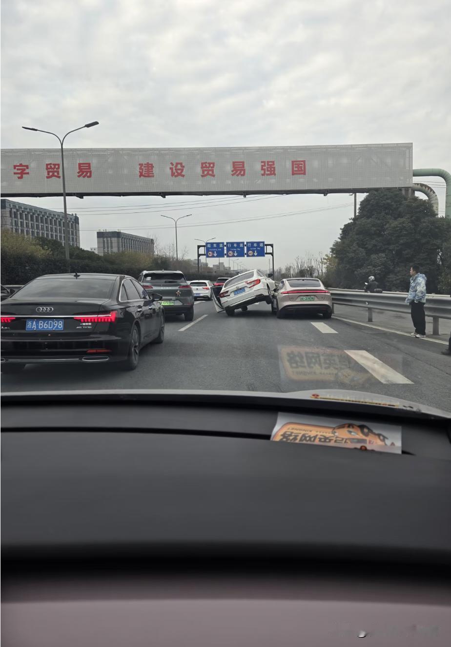 这是怎么做到的😳
今天上班路上看到的，怎么做到能开成这样的？不是说能骑上去就能