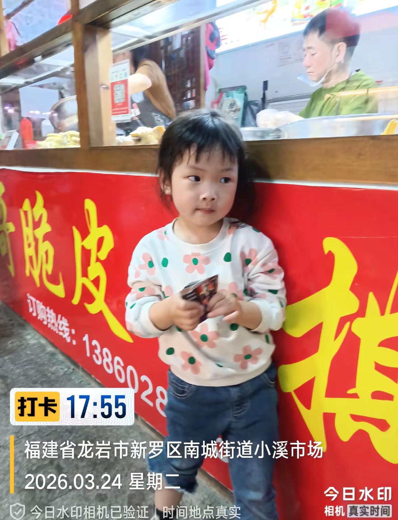 有谁认识这位小朋友吗？自己跑到小溪市场来玩，不懂回家了，也不懂得父母亲的电话号码