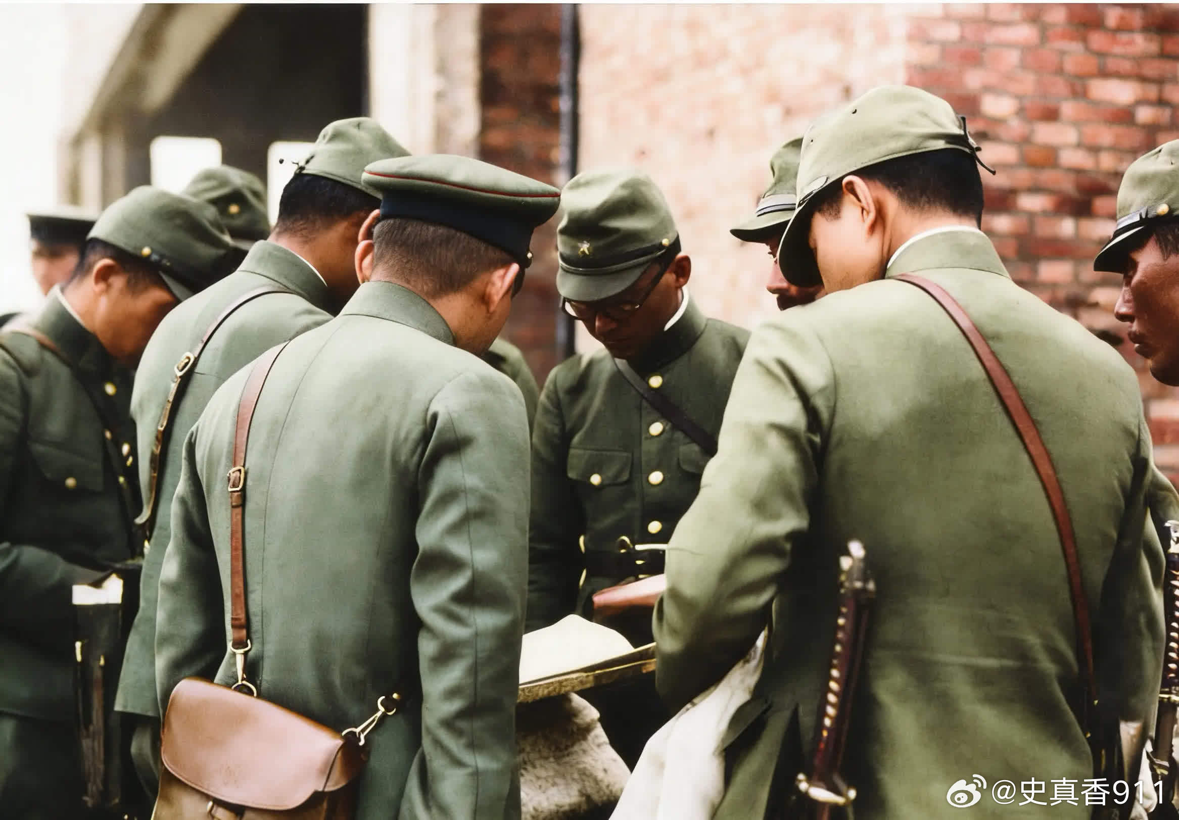 老照片中的历史：南苑前线。日军指挥官在查看空袭报告历史