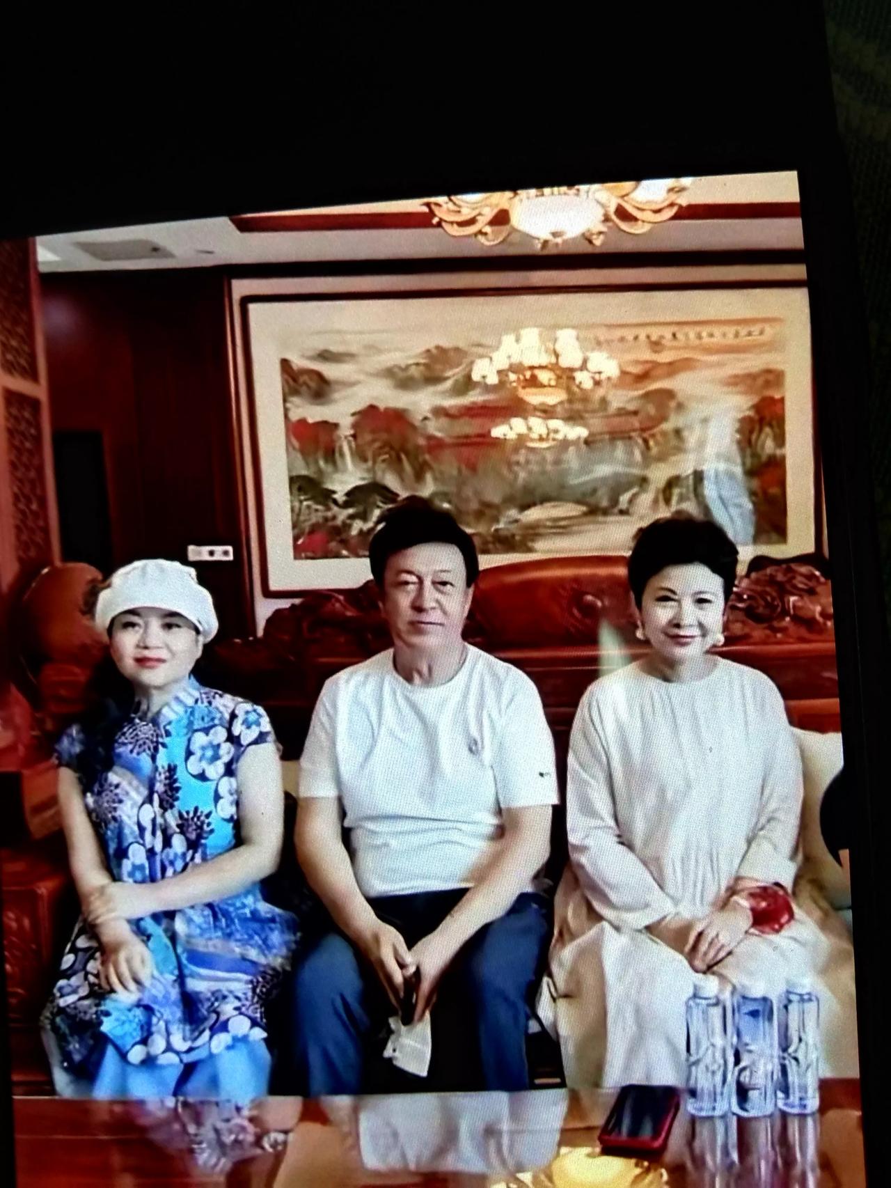 董文华
张也
中间男士是谁？
有点熟悉，叫不上名。