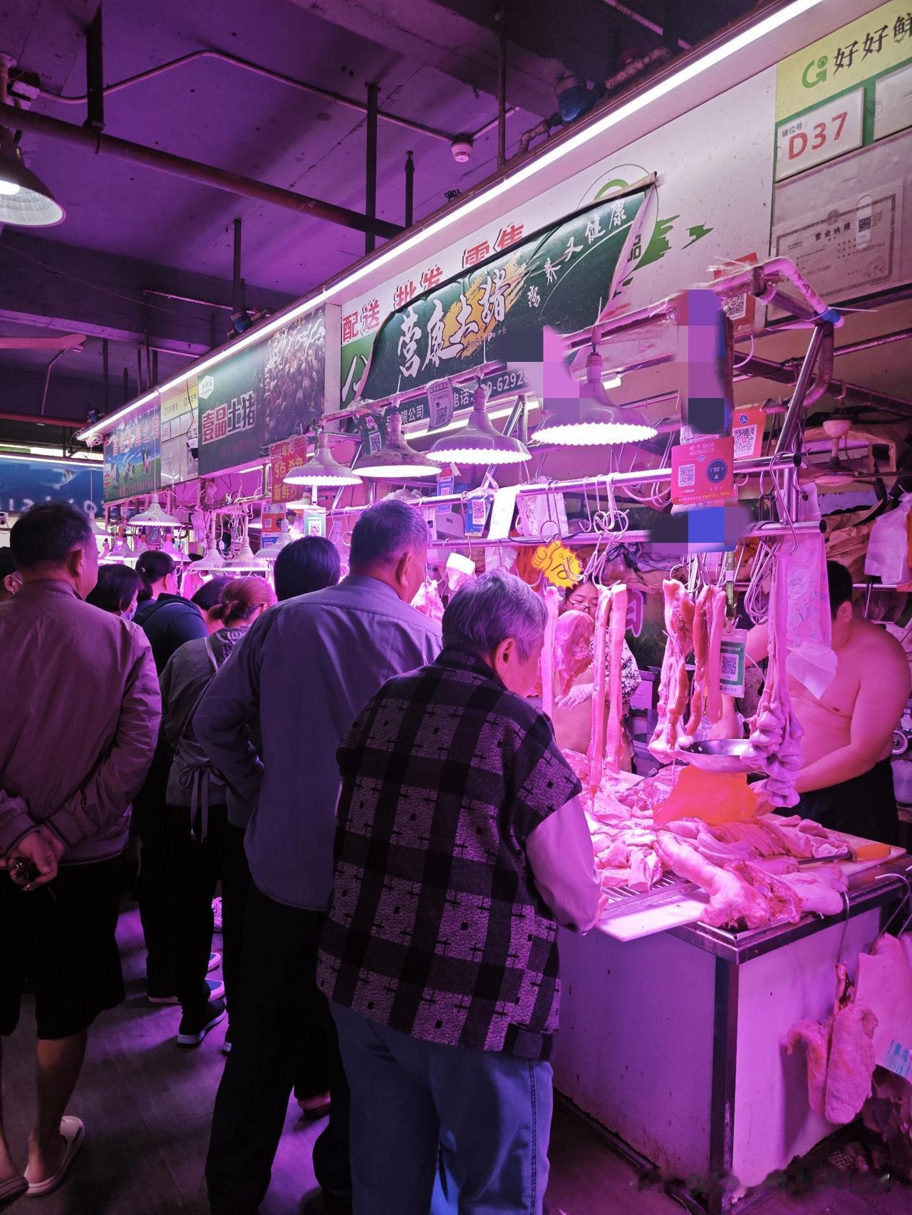 卖猪肉才是暴利！一天10头猪遭哄抢，日入5千？

今天逛菜市场直接看傻了！一家猪