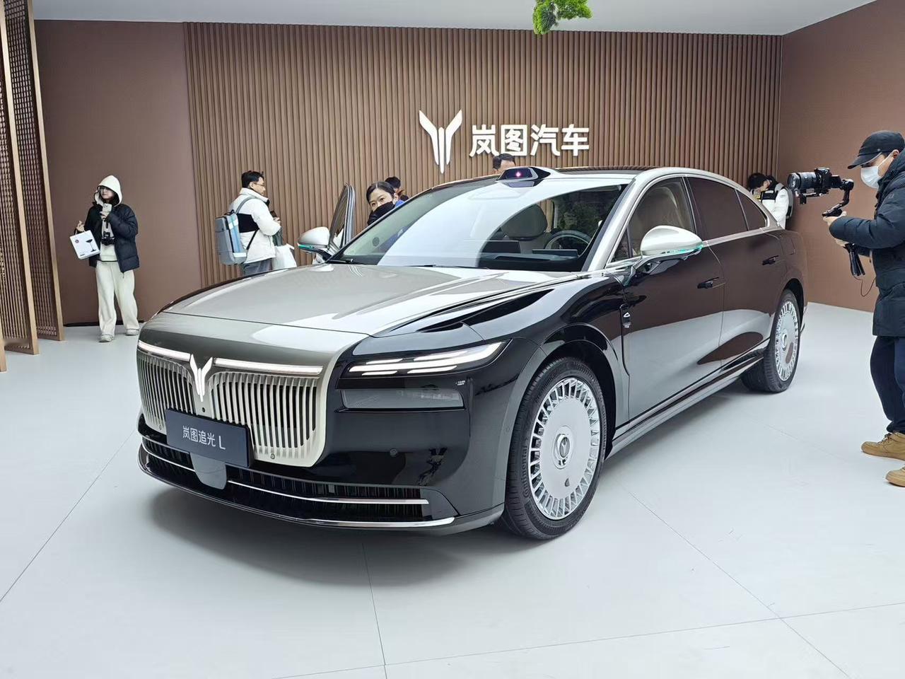 继泰山之后，岚图压轴的旗舰轿车追光L来了
跟早前岚图FREE+策略一致，舒适性装