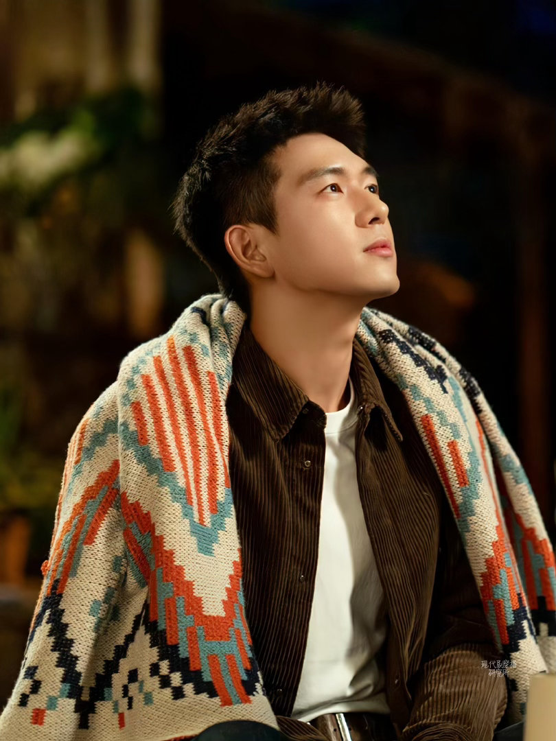 李现的半永久松弛感 当松弛感成了内娱人人都在凹的人设，李现已经把它活成了日常。不