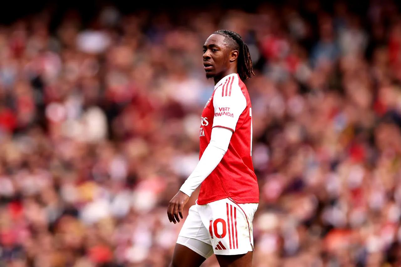 埃泽踢前腰有相当突出的作用，他的无球跑位前插和中场带球推进这一两点是厄德高所不具