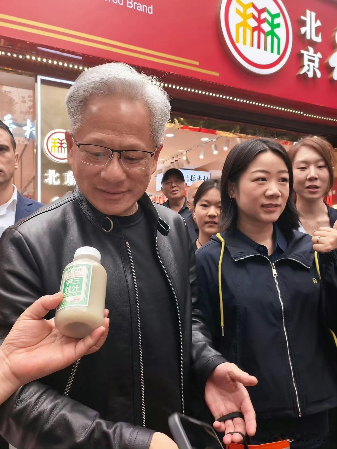 看图说话，分析一下黄总对北京豆汁的感受……
