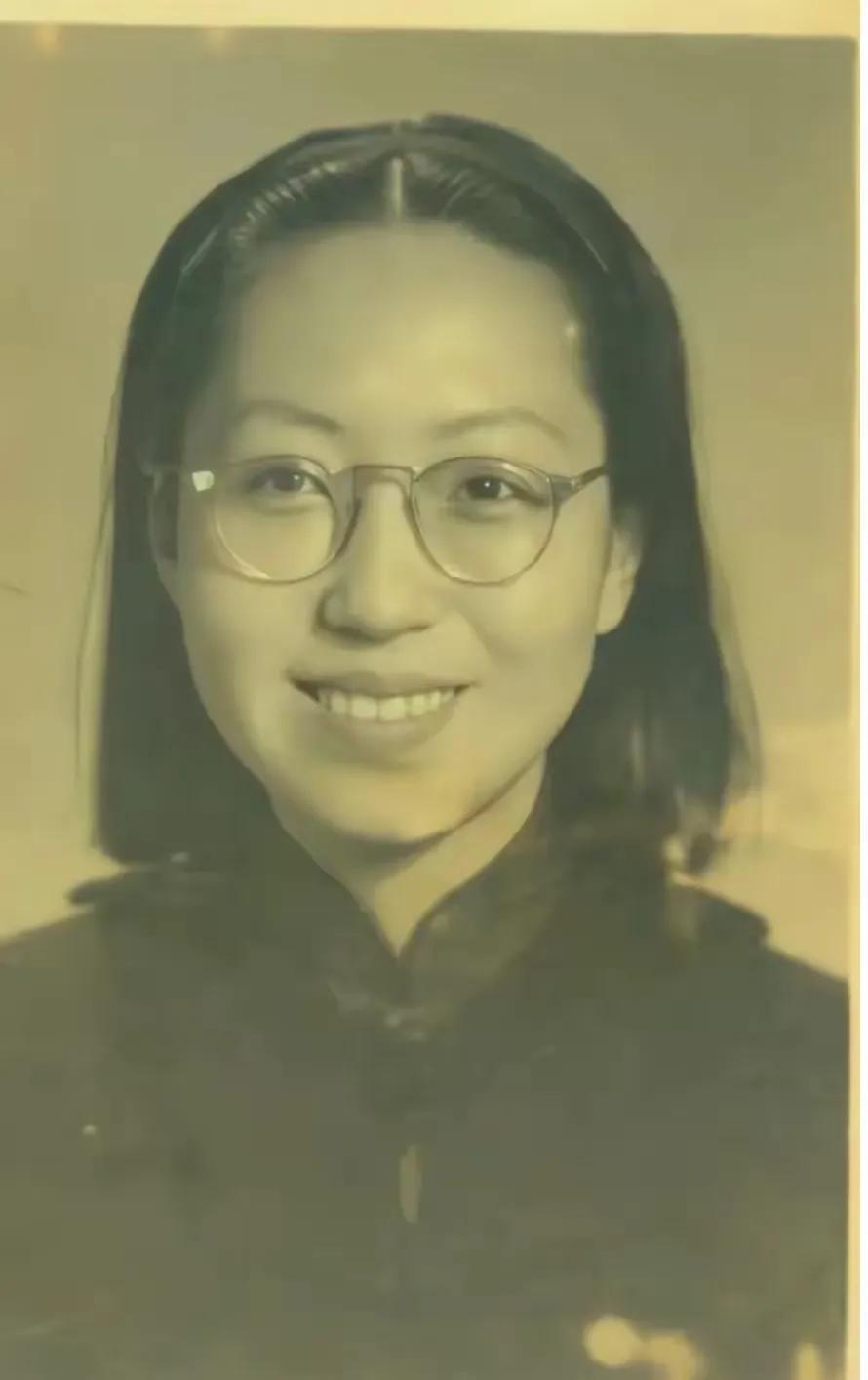 真心看不出来是才女张爱玲，她一直给人清冷气质，这张图满满都是小女生的柔情！