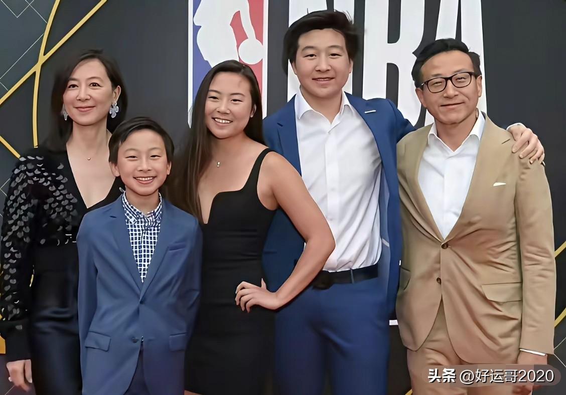 原来蔡崇信有三个孩子，两个儿子一个女儿，其实蔡崇信和吴明华很有夫妻相，三个孩子那