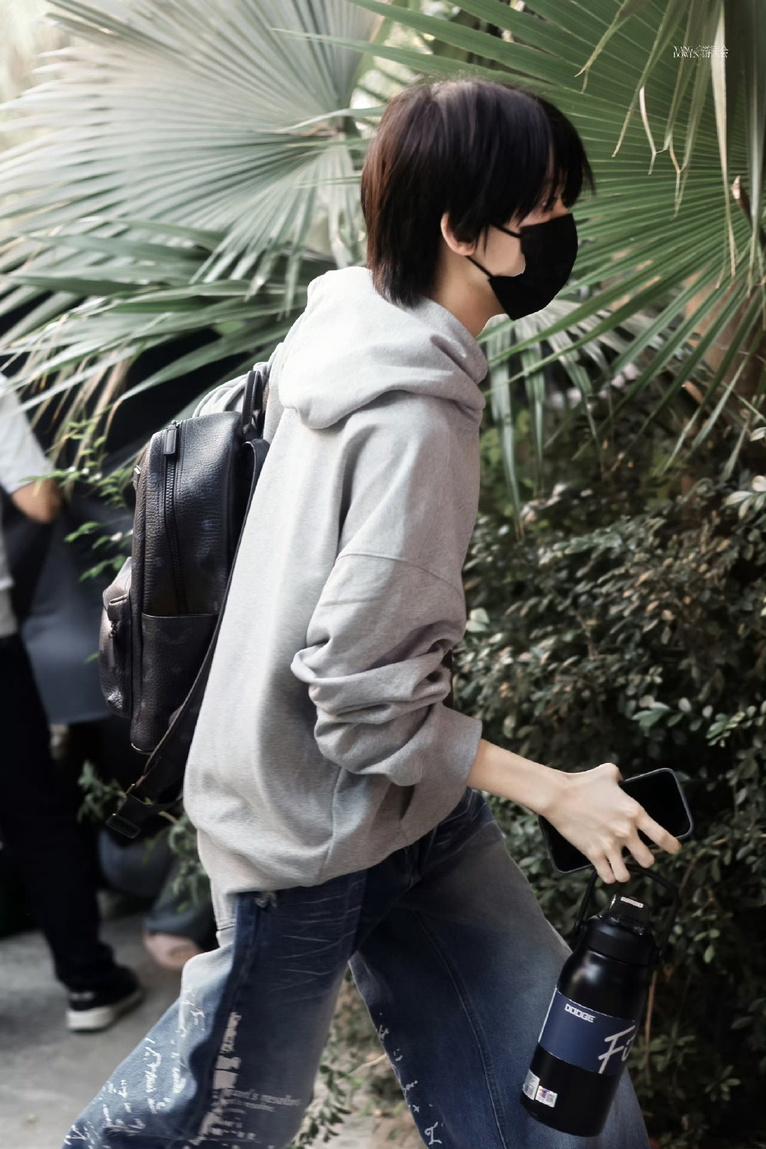 杨博文我们的少年时代2路透  杨博文《我们的少年时代2》路透来啦！灰色卫衣牛仔裤