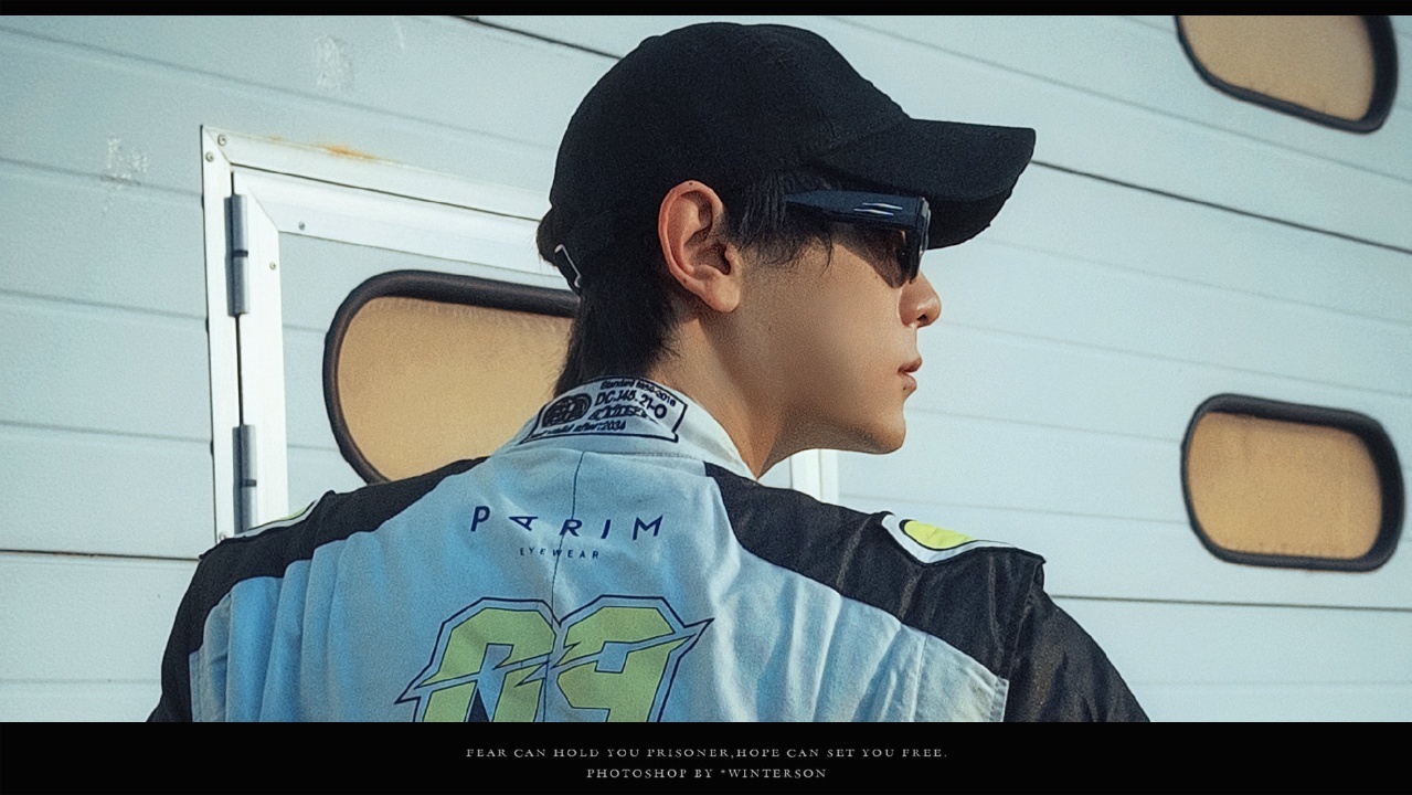 娱乐[超话]田栩宁头套一戴好像怪盗田栩宁赛车P图变现实田栩宁头套一戴好像怪盗，啊