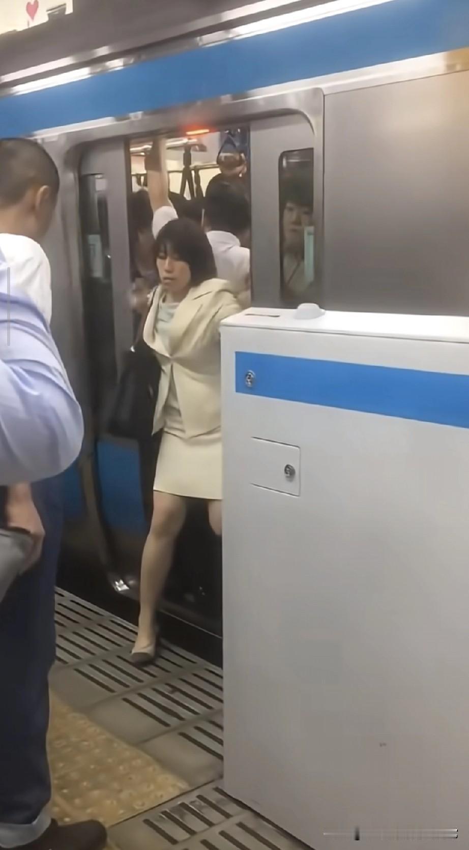 东京坐地铁真的是要拼命!
打工人的早高峰：被推进地铁的瞬间，我只想要命！
 
看