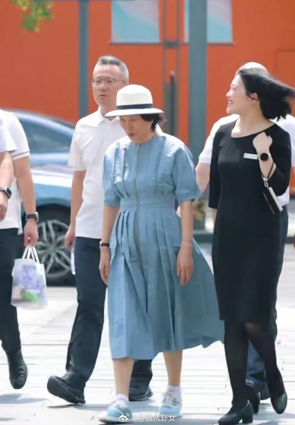 格力董明珠漫步街头，一点不像71岁