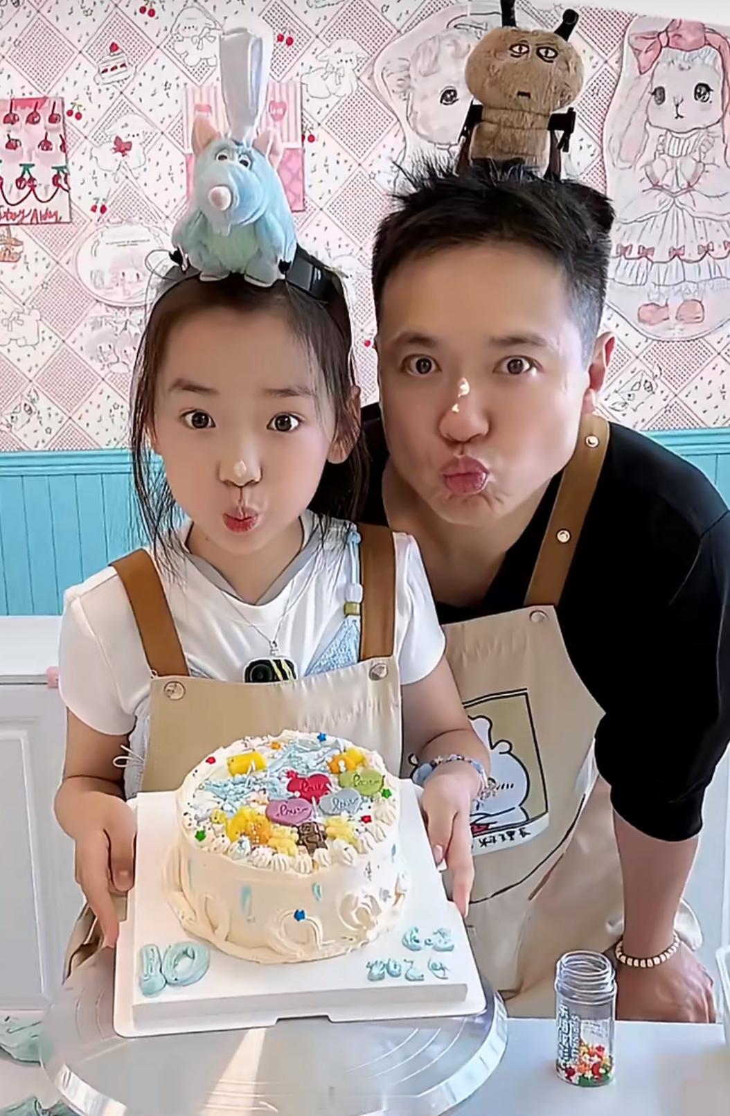董璇与前夫一起陪女儿做蛋糕 董璇与前夫为小酒窝庆生董璇与前夫同框画面温馨又幸福