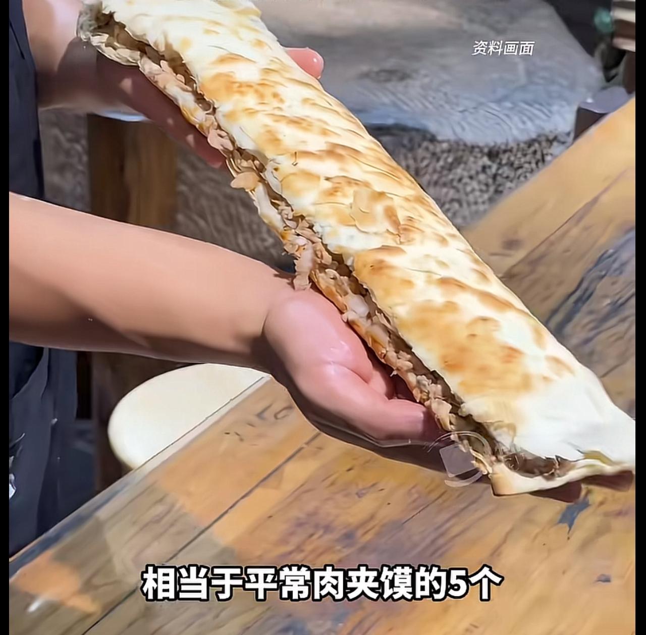 还别说，超长长长长蛋挞没让我心动，这超长长长长肉夹馍一出来，感觉非尝不可了！
