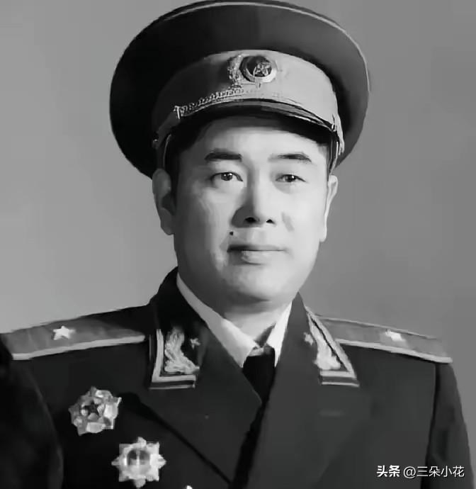 1985年，福州军区被撤，司令员江拥辉远赴北京开会，却发现自己并无新任命。回到福