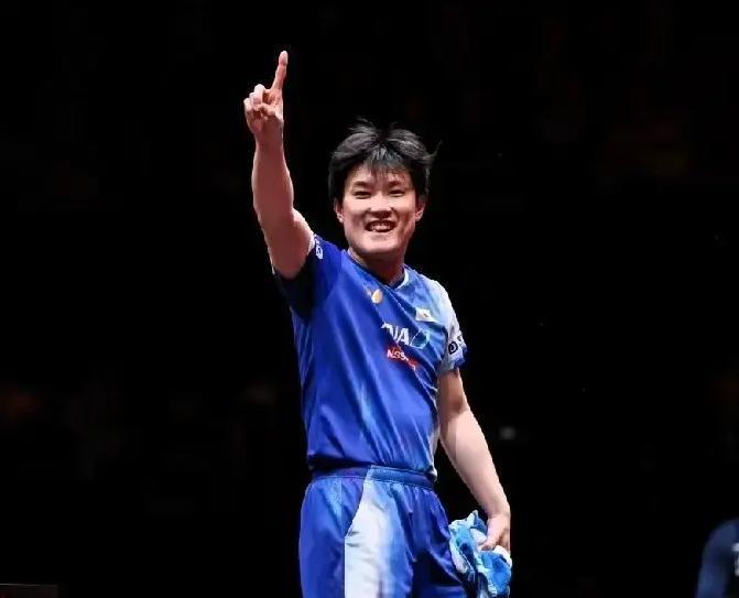 张本智和现在世界第四，确实打出来了。刚赢了总决赛，口气不小，盯着世乒赛和世界杯冠