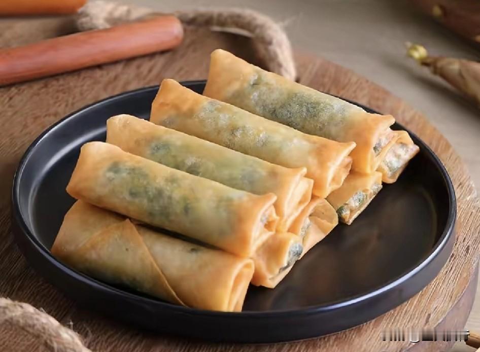 年夜饭里面最喜欢吃春卷了，就是那个油炸的春卷，就是那种蔬菜的，唉，有一种是红豆的