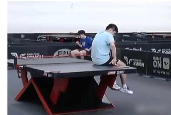 林诗栋的汗水砸在胶皮上，黄友政僵在半米外连条毛巾都不敢递。你以为这只是一场输给勒